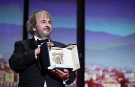 Peter Jackson posa con su Palma de Oro honorífica, ayer martes en Cannes.