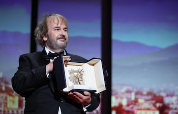 Peter Jackson posa con su Palma de Oro honorífica, ayer martes en Cannes.