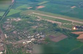 Imagen cedida por el Ministerio de Defensa de Rusia en la que se observa un ataque de precisión contra aviones caza de Ucrania, en la base aérea de Myrgorod.