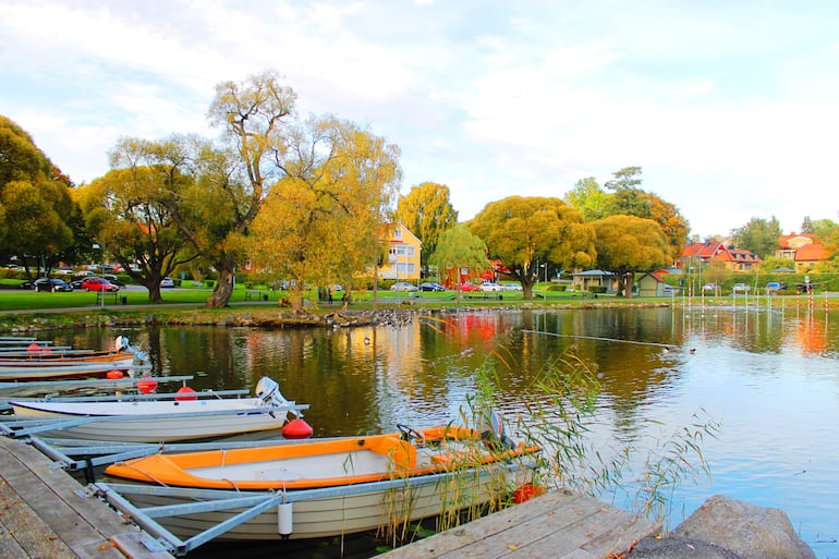 Lago en Sigtuna durante la primavera, Suecia.