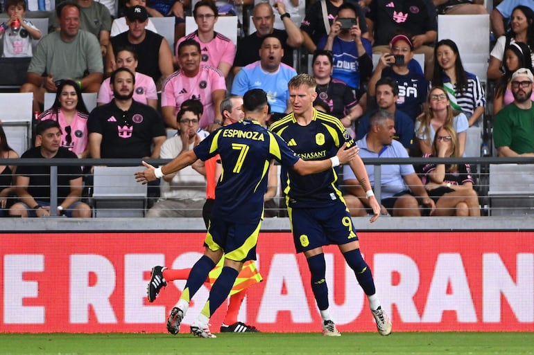 Sam Surridge, dorsal número 9 del Nashville SC, celebra haber marcado el primer gol de su equipo junto con su compañero Cristian Espinoza, dorsal número 7, durante el partido de la MLS entre el Inter Miami CF y el Nashville SC en el Miami Freedom Park.