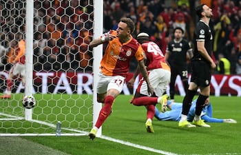 El delantero neerlandés del Galatasaray, Noa Lang (#77), celebra tras anotar el segundo gol de su equipo durante el partido de ida del 'playoff' de la fase eliminatoria de la UEFA Champions League entre el Galatasaray SK y la Juventus FC en el Rams Park, en Estambul.