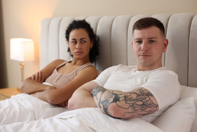 Hombre y mujer en la cama.