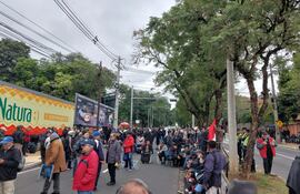 Manifestación de exobreros de Itaipú frente a Mburuvicha Róga, la semana pasada.