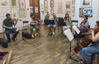 Integrantes del Ensamble Pu Joa durante los ensayos para el concierto de esta noche.