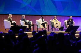 AME2880. LUQUE (PARAGUAY),11/03/2026.- Desde la izquierda, la asesora ejecutiva del presidente del BID, Amanda Glassman; el gerente general de BID Invest, James Scriven; la vicepresidenta de Países e Integración Regional del BID, Anabel González; la vicepresidenta de Sectores y Conocimiento del BID, Ana María Ibáñez; y el gerente general de BID Lab, Graham Macmillan, participan en el conversatorio Revisión de estrategia y visión a futuro: balance del compromiso con las OSC y perspectivas a través de los sectores del BID este miércoles, durante las Reuniones Anuales de las Asambleas de Gobernadores del BID en Luque (Paraguay). El Grupo del Banco Interamericano de Desarrollo (BID) inició sus reuniones anuales de 2026 poniendo el acento en su trabajo conjunto con organizaciones civiles y en la importancia de profundizarlo y afinarlo aún más para lograr un mejor entendimiento de las problemáticas de las comunidades que son el foco de sus proyectos de impulso económico. EFE/ Juan Pablo Pino