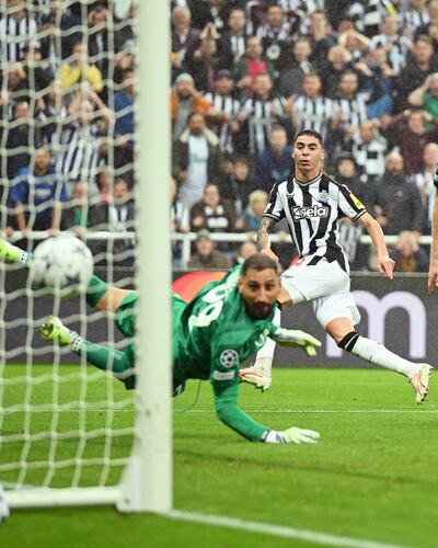 El paraguayo Miguel Almirón, jugador del Newcastle, definiendo para el 1-0 parcial sobre el PSG en la Champions League.