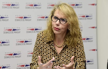 La ejecutiva indicó que se debe tomar con mucha prudencia la volatilidad del dólar y cómo ello impactará en el costo de vida de las personas.
