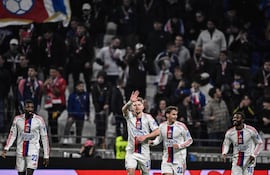 El centrocampista checo del Lyon, Pavel Sulc, celebra tras marcar un gol durante el partido de la fase de liga de la UEFA Europa League entre el Olympique Lyonnais (OL) y el Go Ahead Eagles, en el Groupama Stadium en Décines-Charpieu, en el centro-este de Francia.
