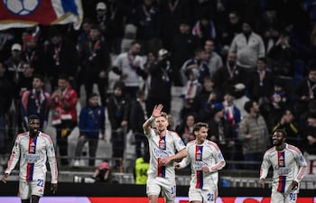 El centrocampista checo del Lyon, Pavel Sulc, celebra tras marcar un gol durante el partido de la fase de liga de la UEFA Europa League entre el Olympique Lyonnais (OL) y el Go Ahead Eagles, en el Groupama Stadium en Décines-Charpieu, en el centro-este de Francia.