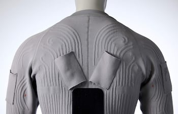 Fotografía cedida por Axiom Space de un detalle de la parte trasera de la prenda de ventilación y refrigeración líquida (LCVG), una capa interior diseñada por Prada para los astronautas, que se utilizará debajo del traje espacial Axiom Extravehicular Mobility Unit (AxEMU) en las futuras misiones Artemis de la NASA.