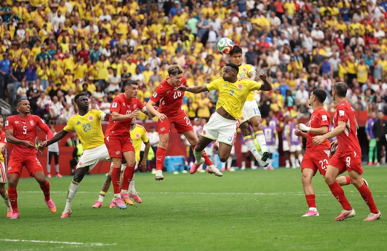 Cucho Hernández y Jhon Lucumí de Colombia intentan un cabezazo durante el partido de octavos de final de la Copa Mundial de la FIFA 2026 entre Suiza y Colombia en el BC Place de Vancouver, en Vancouver, Columbia Británica, Canadá.