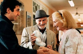 Héctor Alterio (centro) junto a Ricardo Darín y Norma Aleandro en "El hijo de la novia".