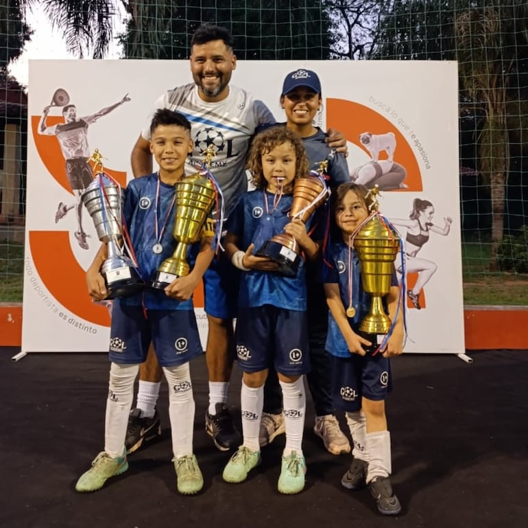 Los hermanos Noah, Gonzalo y Judah Olmedo Celano que sueñan con jugar en La Mesia del Barcelona FC en España tras ser convocados.