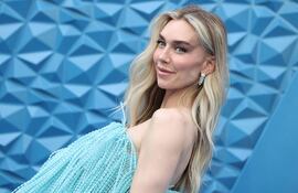 La actriz británica Vanessa Kirby posa divina en la alfombra roja a su llegada al evento de lanzamiento de "Los Cuatro Fantásticos: Primeros Pasos" en Londres.