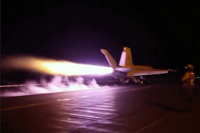 Un avión estadounidense de combate despega de un portaaviones en Oriente Medio.