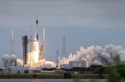 La nave espacial Crew Dragon de SpaceX, a bordo de un cohete Falcon 9 y con la misión Crew-13 de la NASA, despega desde el Complejo de Lanzamiento Espacial 40 de la Estación de la Fuerza Espacial de Cabo Cañaveral, Florida, Estados Unidos, el 1 de octubre de 2026.
