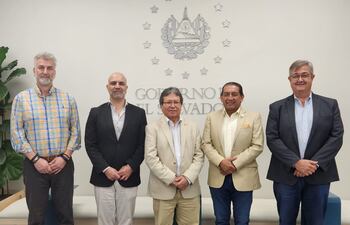 Directivos de TSV como miembro de la Cámara de Comercio Brasileña de El Salvador y autoridades del Invest.