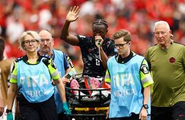 El mediocampista canadiense, Ismaël Kenneth Jordan Koné (24 años) es retirado del campo de juego, en el partido por la segunda ronda del Grupo B del Mundial 2026.