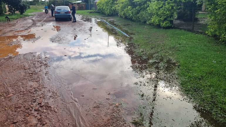De esta manera se encuentra la calle principal del barrio afectado por la falta de canalización adecuada.