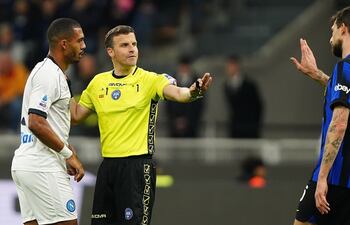 El árbitro Federico La Penna con Juan Jesús y Francesco Acerbi, durante el partido Inter - Napoli.