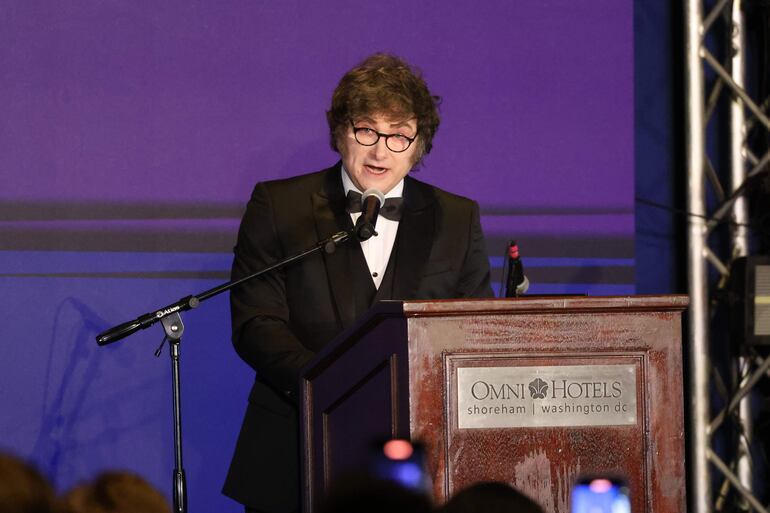 El presidente de Argentina, Javier Milei, habla durante una gala hispana este en Washington (Estados Unidos). Milei declaró en Washington, donde se encuentra para la investidura de Donald Trump, que espera que el nuevo mandatario de Estados Unidos sea un "líder" en la lucha contra la "basura woke (progresista)" en el mundo.
