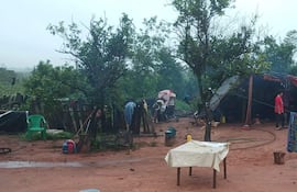Los miembros de esta familia de San Miguel Unión, permancen bajo esta precaria carpa por la falta de recursos para reconstruir su vivienda