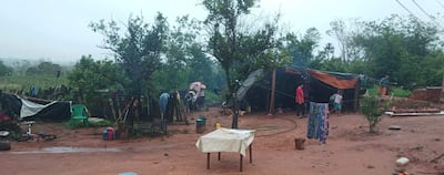 Los miembros de esta familia de San Miguel Unión, permancen bajo esta precaria carpa por la falta de recursos para reconstruir su vivienda