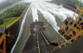 La Itaipú optó por la apertura de seis compuertas de la canaleta izquierda.