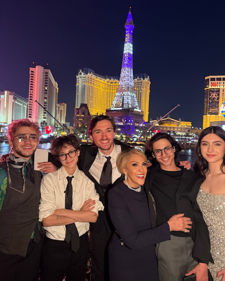 Guadalupe Rodríguez rodeada de sus nietos, entre ellos Emme y Max, hijos de J Lo y Marc Anthony. (Instagram/Jennifer López)