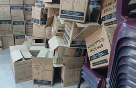 Parte de las cajas de kits escolares que fueron entregados en el Colegio Comercio 1, donde aún falta para un grupo de alumnos.
