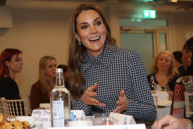 ¡Hermosa! Kate Middleton con su vestido “pata de gallo” que lleva la firma de la diseñadora Emilia Wickstead. (Geoff PUGH / POOL / AFP)