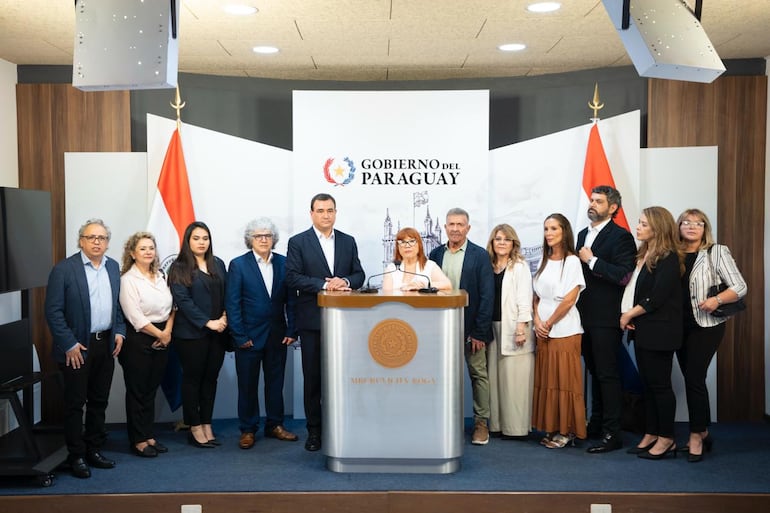 Miembros de la Federación de Empresarios de la Belleza (FEB): Juan Carlos Ortiz, Ina Delgado, Mical Ortiz, Joseph, Amilcar Ferreira, Rommy de Alhers, Dino Gallitelli, Nancy Maciel, Adriana Gallitelli, José Doria, Rosa Ramírez y Lila Grassi.