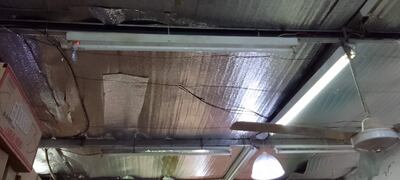 Se nota que varios fluorescentes no lograban arrancar por la baja tensión, y que ocasionó la quema de varios artefactos y hasta electrodomésticos, según la denuncia.