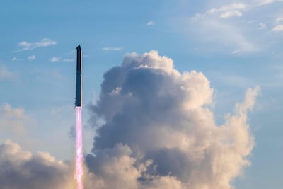 El Starship Flight 14 de SpaceX despega desde su plataforma de lanzamiento en Boca Chica Beach, el 28 de septiembre de 2026, en Boca Chica Beach, Texas.