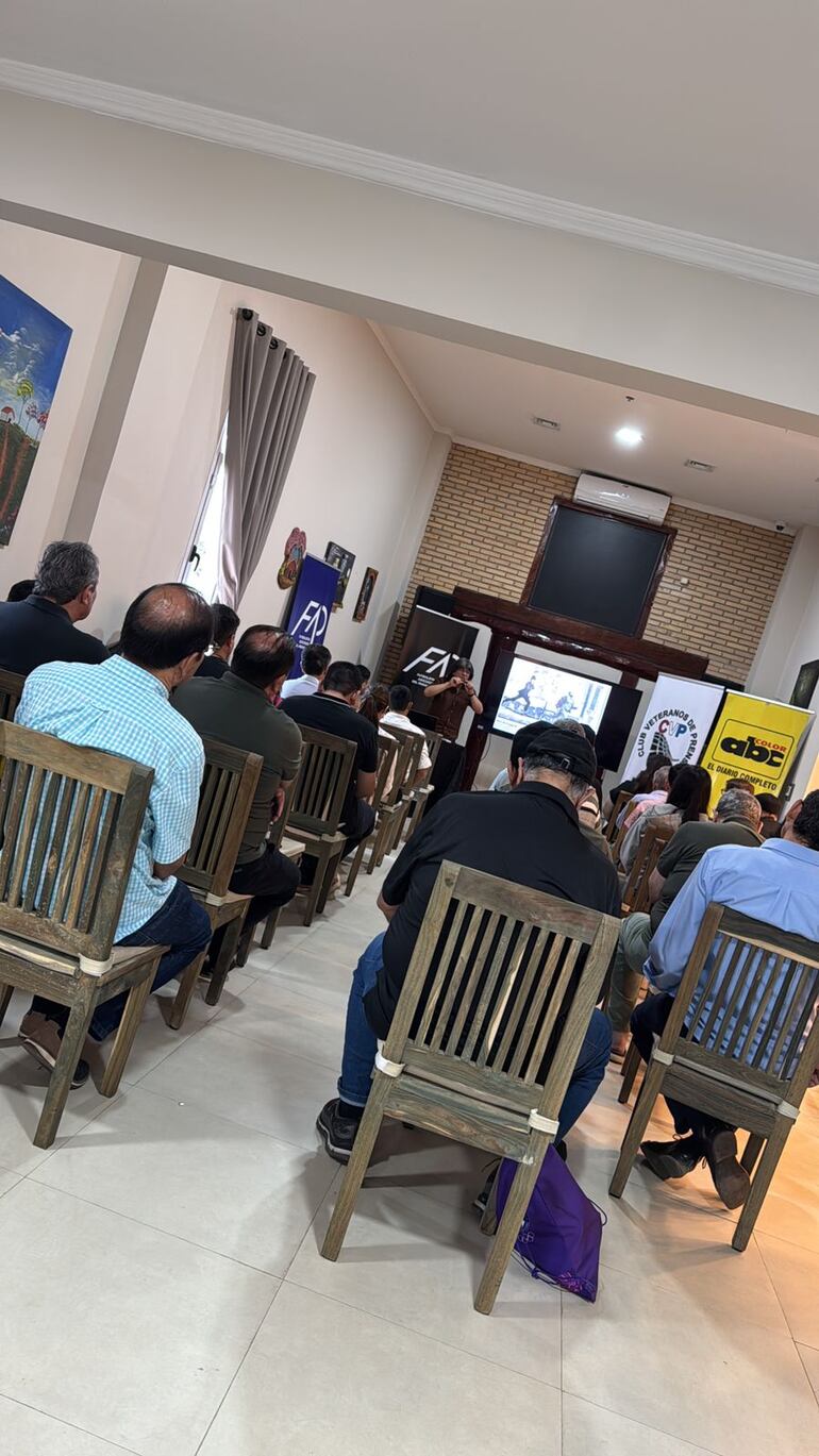Instructiva y apasionante fue la charla sobre fotografía brindada por Luis Vera, director de la Casa Bicentenario de Artes Visuales.