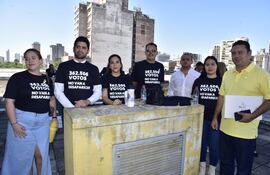 Diputados de la oposición realizaron particular manifestación en la que mostraron cuántos votos obtuvieron en las elecciones.