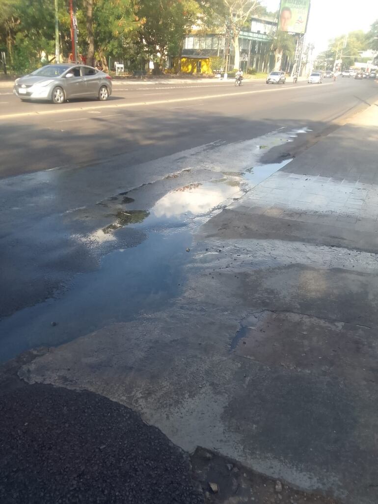 Así se escurre el agua de cloaca en la avenida Mariscal López.