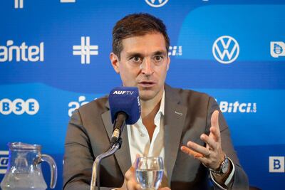 Diego Alonso habla durante su presentación como nuevo entrenador de la selección uruguaya de fútbol, hoy, en el Estadio Centenario, en Montevideo (Uruguay).