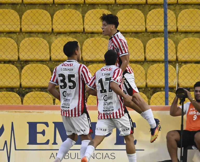 Festejo de Galeano tras su golazo, salta por Tobías Jara (17) y Cristian Colmán (35).