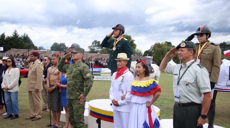 El Mayor Murdoch en lo alto del podio, entonando con mucha emoción y orgullo el Himno Nacional Paraguayo.