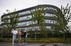 Jóvenes caminan en la provincia de Anhui, China. (AFP)