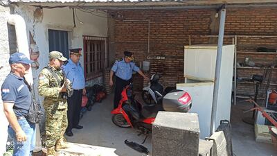 La comitiva policial realizó varios allanamientos en forma simultánea en la ciudad de Pilar y recuperó varios objetos robados.