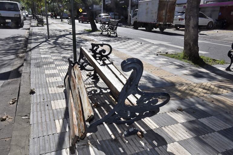 Banco destrozado en el costoso paseo central de Carlos A. López, a cuadras del Defensores del Chaco.