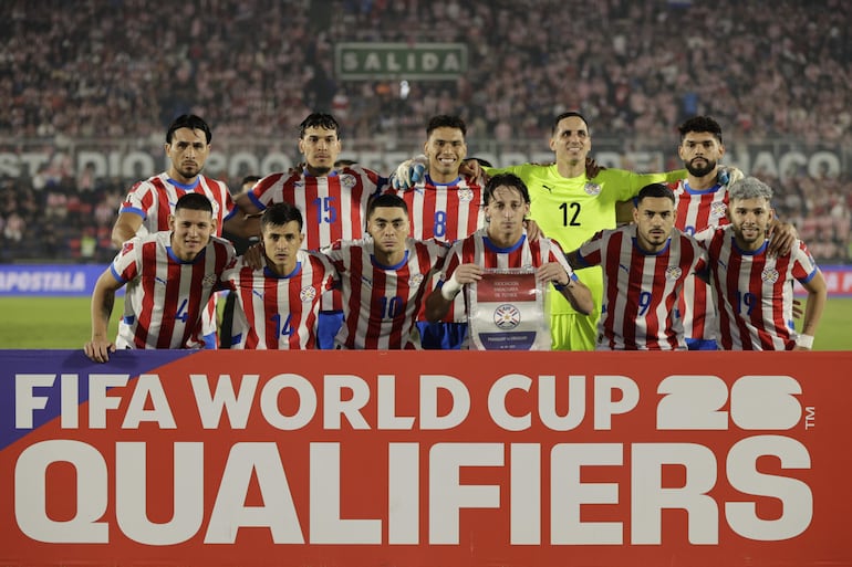 Jugadores de Paraguay forman, previo a un partido de las eliminatorias sudamericanas para el Mundial 2026 entre las selecciones Paraguay y Uruguay en el estadio Defensores del Chaco.