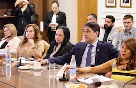 El senador Eduardo Nakayama (independiente) y las senadoras Yolanda Paredes (izq.) y Celeste Amarilla (PLRA).