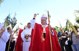 El cardenal Adalberto Martínez, arzobispo de Asunción, bendice las palmas en la entrada de la Catedral Metropolitana, antes de la misa por el Domingo de Ramos.