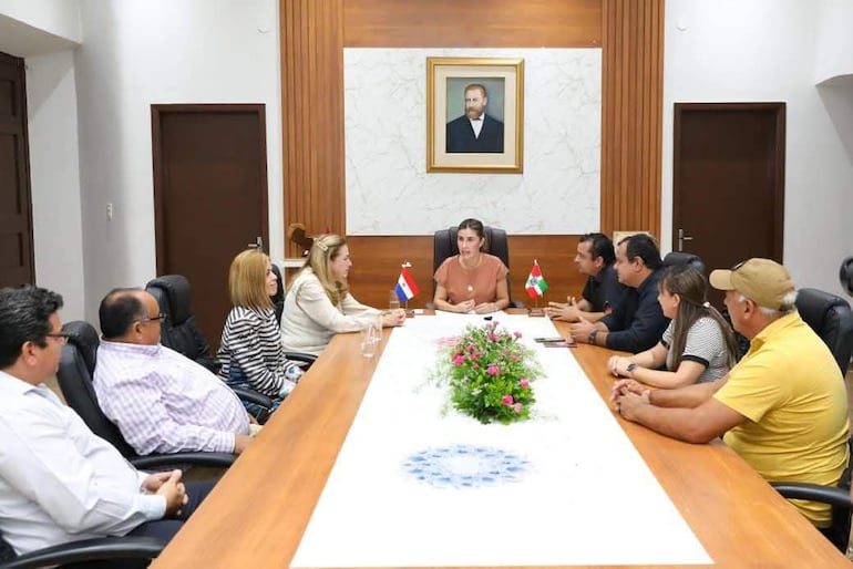 La ministra de Salud, María Teresa Barán, anunció la construcción del nuevo Centro de Salud de Escobar en reunión con autoridades locales.