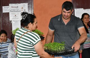 Productores de San Juan Bautista recibieron plantines y semillas como parte del programa “Supermercado Familiar”.