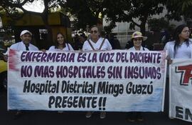 Enfermeras de varios puntos del país llegaron hasta la capital para manifestarse frente al Ministerio de Salud.